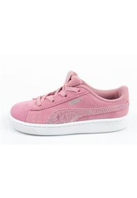 Buty do chodzenia niemowlęce Puma Vikky. Zapięcie: sznurówki. Kolor: różowy. Materiał: materiał, syntetyk. Szerokość cholewki: normalna. Model: Puma Vikky. Sport: turystyka piesza