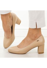 Coffee czółenka damskie Sergio Leone Pb178. Okazja: na co dzień, na spotkanie biznesowe. Nosek buta: okrągły. Materiał: skóra. Szerokość cholewki: normalna. Sezon: wiosna, jesień. Obcas: na obcasie. Styl: biznesowy, elegancki, casual, klasyczny, wizytowy. Wysokość obcasa: średni #1