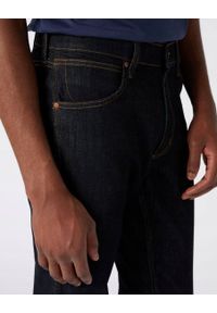 Wrangler - WRANGLER GREENSBORO MĘSKIE SPODNIE JEANSOWE DARK RINSE W15QP690A #5