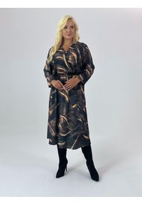 Moda Size Plus Iwanek - Czarna sukienka Amanda z długim rękawem w brązowo-kremowe wzory XXL OVERSIZE JESIEŃ. Okazja: na randkę. Kolor: brązowy, wielokolorowy, czarny, kremowy. Materiał: elastan, poliester, tkanina. Długość rękawa: długi rękaw. Sezon: jesień. Typ sukienki: oversize. Styl: elegancki