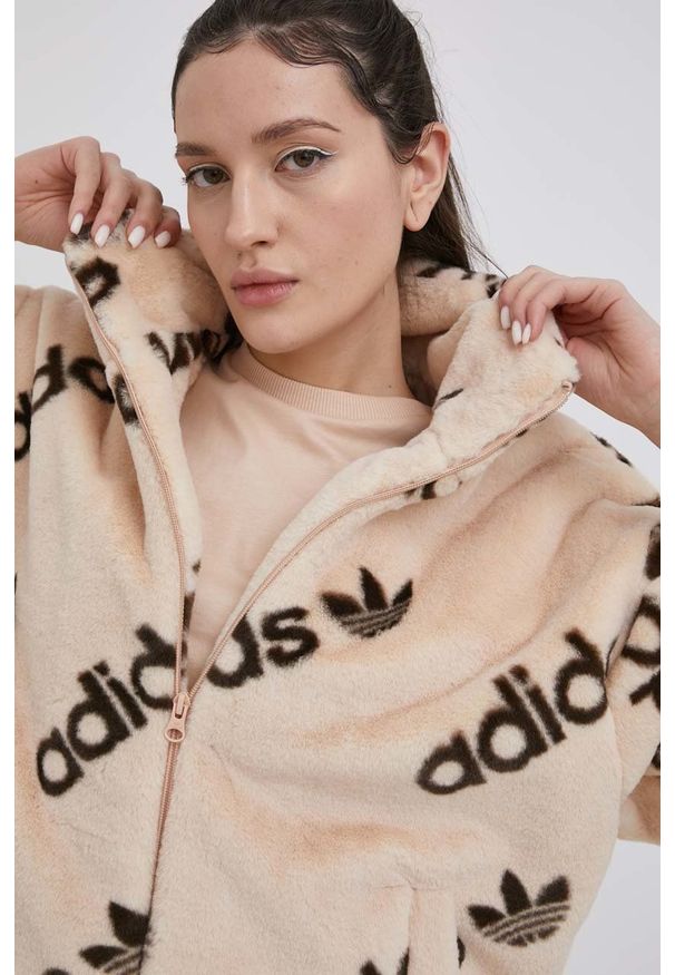 adidas Originals kurtka damska kolor beżowy przejściowa. Okazja: na co dzień. Kolor: beżowy. Materiał: materiał, włókno. Styl: casual
