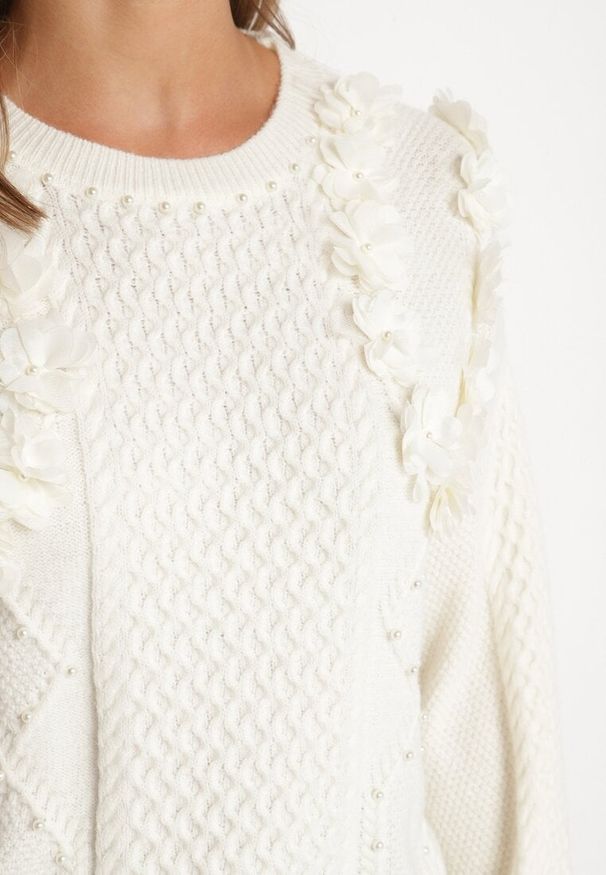 Born2be - Biały Sweter o Prostym Kroju Zdobiony Aplikacją w Kształcie Kwiatów z Perełkami Leavirae. Okazja: na co dzień. Kolor: biały. Materiał: jeans. Wzór: aplikacja, kwiaty. Styl: klasyczny, elegancki, casual