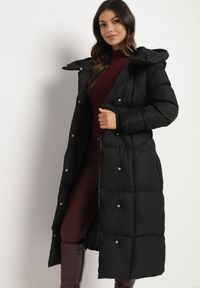 Born2be - Czarna Długa Kurtka Pikowana z Kapturem i Wysokim Kołnierzem Wiązana w Talii Zevrira. Okazja: na co dzień. Typ kołnierza: kaptur. Kolor: czarny. Materiał: jeans, materiał. Długość: długie. Styl: klasyczny, casual, elegancki, sportowy #7
