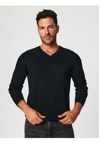 Sinsay - Sweter z dekoltem w serek - czarny. Typ kołnierza: dekolt w serek. Kolor: czarny. Materiał: bawełna #1