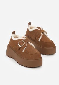 Renee - Jasnobrązowe Śniegowce na Platformie z Paskiem ze Sprzączką i Futrem Unweda. Nosek buta: okrągły. Zapięcie: pasek. Kolor: brązowy. Materiał: futro. Sezon: zima. Obcas: na platformie. Wysokość obcasa: średni #3