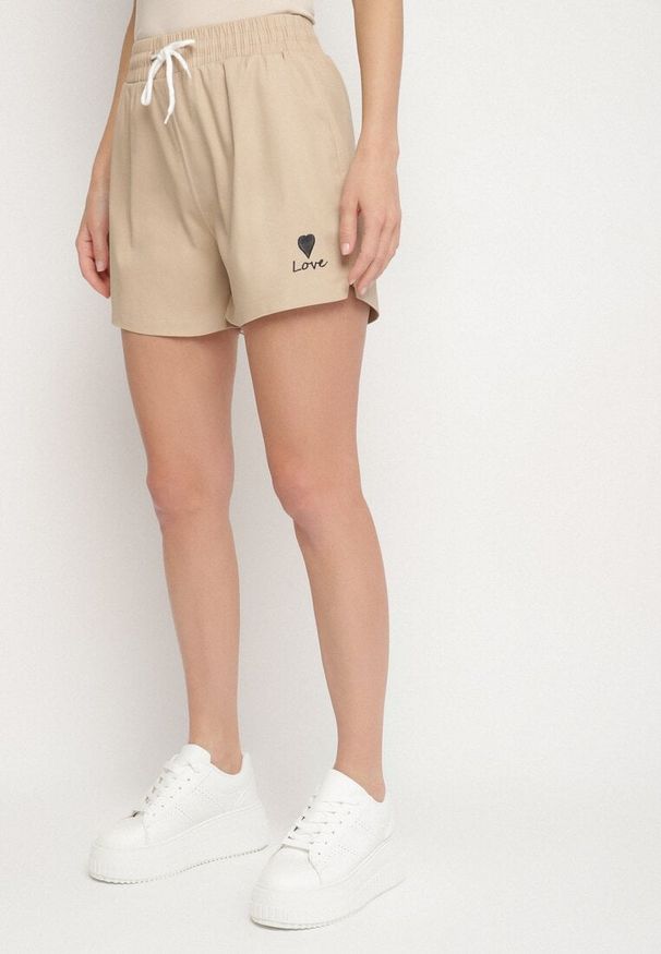 Born2be - Beżowe Dresowe Szorty o Prostym Kroju z Wiązaniem i Kieszeniami Foladea. Okazja: na spacer, na co dzień. Kolor: beżowy. Materiał: dresówka. Styl: klasyczny, casual