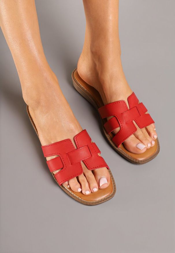 Renee - Czerwone Płaskie Klapki z Ozdobnymi Paskami Tandeoris. Kolor: czerwony. Sezon: wiosna, lato. Obcas: na płaskiej podeszwie. Styl: elegancki