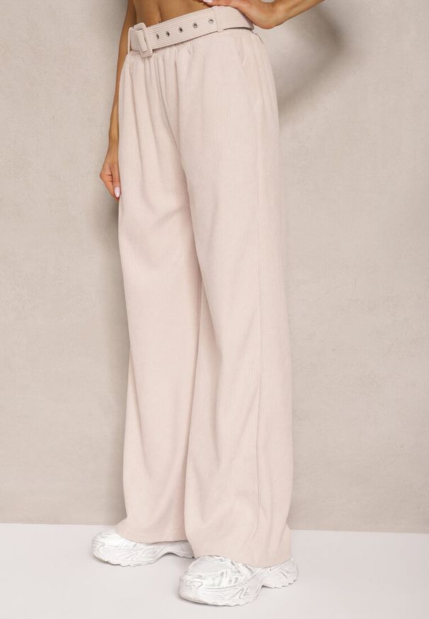 Renee - Beżowe Spodnie Sztruksowe o Szerokim Kroju High Waist z Paskiem Valoma. Okazja: na co dzień. Stan: podwyższony. Kolor: beżowy. Materiał: sztruks. Styl: retro, elegancki, casual