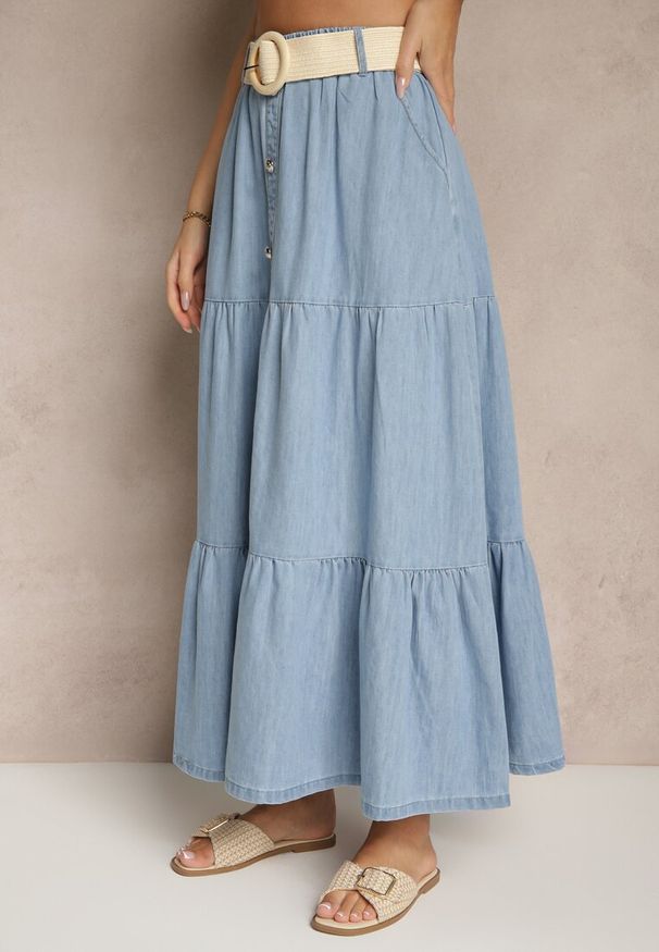 Renee - Niebieska Jeansowa Spódnica z Bawełny o Rozkloszowanym Kroju z Paskiem i Guziczkami Nattenira. Okazja: na co dzień. Kolor: niebieski. Materiał: jeans, bawełna. Styl: elegancki, casual