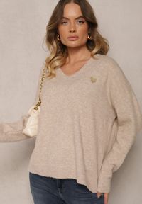 Renee - Ciemnobeżowy Sweter z Wełną i Dekoltem w Serek Ziviola. Okazja: na co dzień, do pracy. Typ kołnierza: dekolt w serek. Kolor: beżowy. Materiał: wełna. Długość rękawa: długi rękaw. Długość: długie. Styl: casual #5
