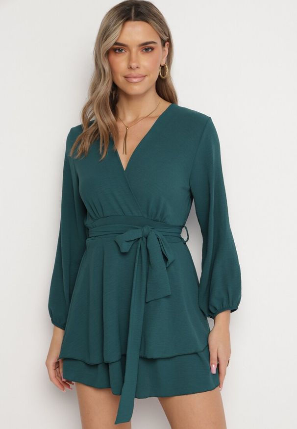 Born2be - Ciemnozielona Kopertowa Sukienka Kombinezon Mini z Falbanką Bomina. Typ kołnierza: kołnierz z falbankami. Kolor: zielony. Materiał: materiał. Typ sukienki: kopertowe. Długość: mini