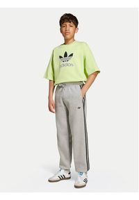 Adidas - adidas Spodnie dresowe 3-Stripes JW1090 Szary Loose Fit. Kolor: szary. Materiał: bawełna #3