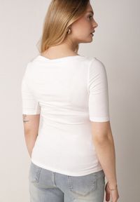 Born2be - Biały Wiskozowy T-shirt o Dopasowanym Kroju z Dekoltem w Łódkę Idahphaeia. Okazja: na co dzień, na spotkanie biznesowe, do pracy. Kolor: biały. Materiał: wiskoza. Wzór: aplikacja. Styl: biznesowy, casual, klasyczny #7