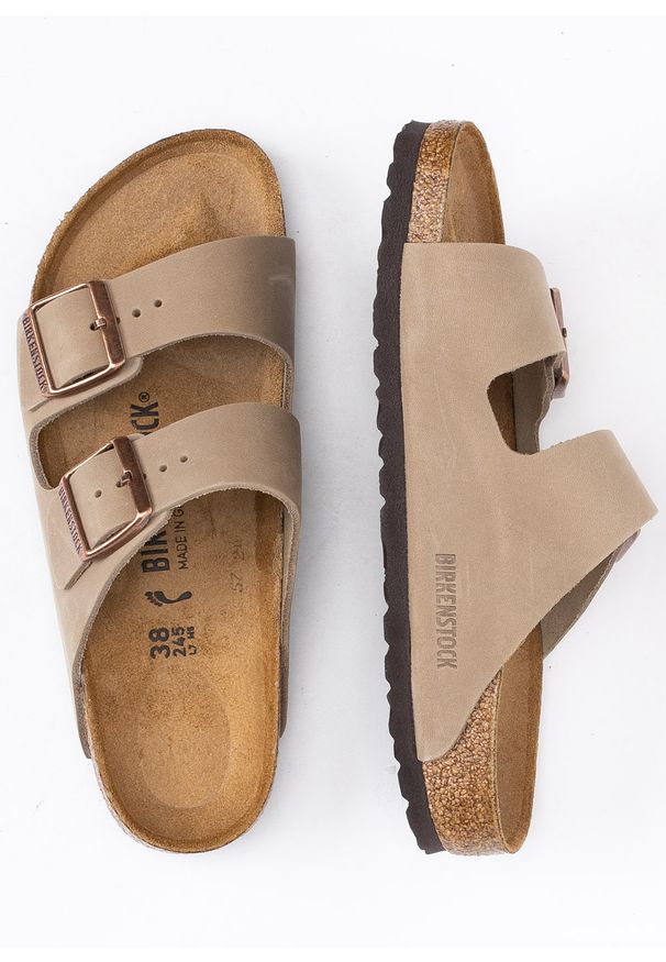 Birkenstock - Klapki damskie BIRKENSTOCK ARIZONA LEOI. Okazja: na co dzień, do pracy, na spacer. Kolor: brązowy. Styl: casual