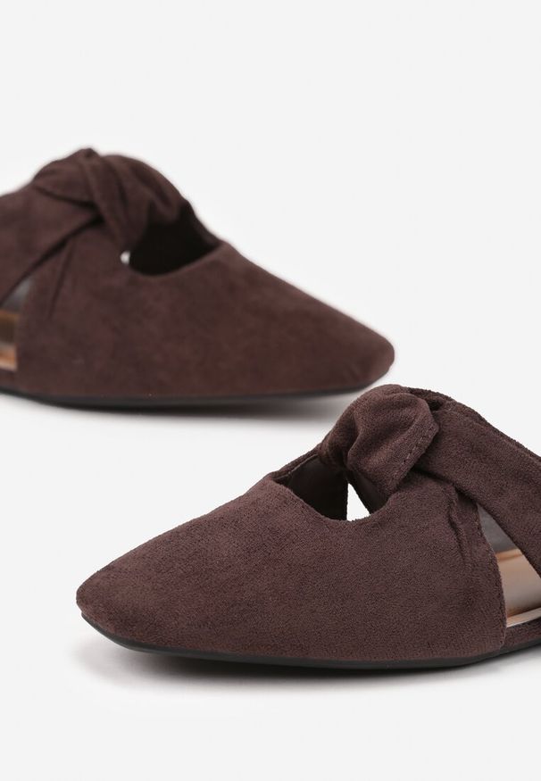 Born2be - Ciemnobrązowe Klapki Mule Vices Zdobione Supłem Lavisse. Kolor: brązowy. Materiał: len, jeans. Wzór: aplikacja. Obcas: na płaskiej podeszwie. Styl: klasyczny
