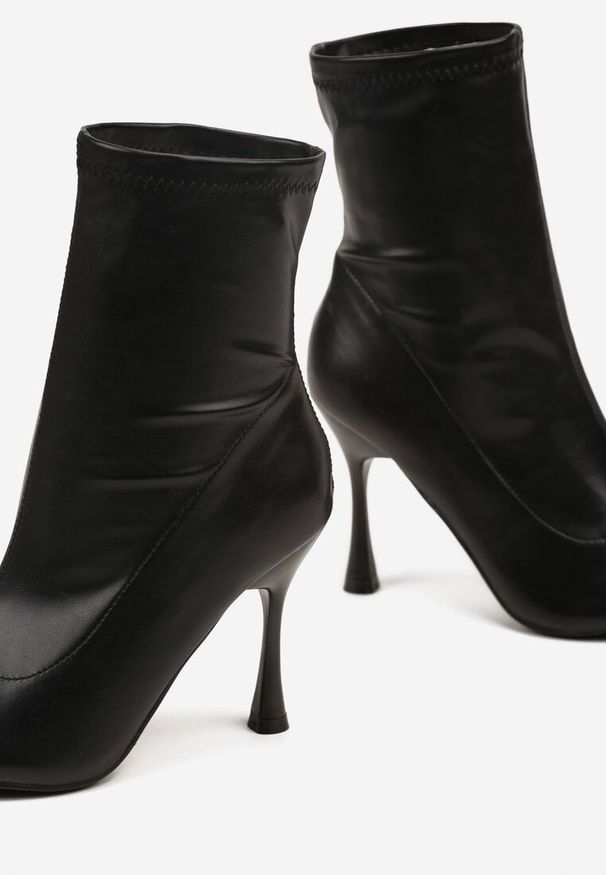 Renee - Czarne Elastyczne Botki Vices na Klepsydrowym Obcasie Noraye. Okazja: na spotkanie biznesowe. Kolor: czarny. Materiał: jeans. Szerokość cholewki: normalna. Obcas: na obcasie. Styl: biznesowy, elegancki, klasyczny. Wysokość obcasa: średni