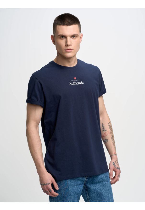 Big-Star - Koszulka męska z linii Authentic z nadrukiem granatowa Techmunen 403. Okazja: na co dzień. Kolor: niebieski. Materiał: jeans, bawełna. Wzór: nadruk. Sezon: lato. Styl: sportowy, casual