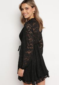 Born2be - Czarna Rozkloszowana Sukienka Mini z Plumeti o Kopertowym Kroju Tayeta. Kolor: czarny. Typ sukienki: kopertowe. Styl: elegancki, klasyczny. Długość: mini #3