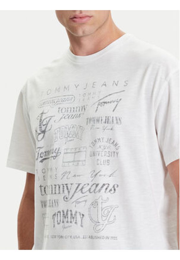Tommy Jeans T-Shirt Archive Logos DM0DM21584 Biały Relaxed Fit. Kolor: biały. Materiał: bawełna
