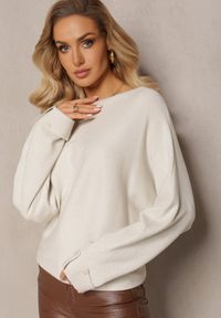 Renee - Jasnobeżowy Sweter Oversize z Połyskującą Nitką Hukka. Kolor: beżowy. Materiał: tkanina, dzianina