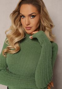Renee - Zielony Prążkowany Sweter z Wełną i Dłuższym Włosiem Izarina. Kolor: zielony. Materiał: wełna, prążkowany. Długość: długie #3