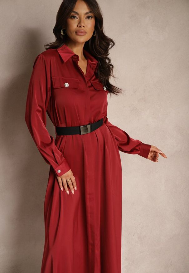 Renee - Bordowa Satynowa Sukienka w Stylu Szmizjerki z Imitacjami Kieszeni i Paskiem Vaminay. Kolor: czerwony. Materiał: satyna. Wzór: aplikacja. Typ sukienki: szmizjerki. Styl: elegancki, klasyczny