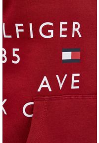 TOMMY HILFIGER - Tommy Hilfiger bluza męska kolor bordowy z kapturem z nadrukiem. Typ kołnierza: kaptur. Kolor: czerwony. Materiał: bawełna. Długość rękawa: długi rękaw. Długość: długie. Wzór: nadruk #4