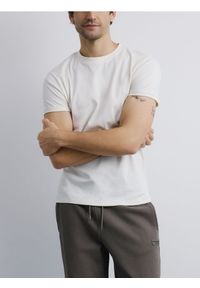 Reserved - T-shirt slim fit - złamana biel. Materiał: dzianina, bawełna
