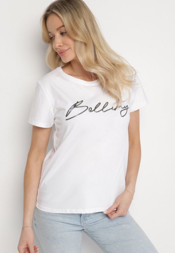 Born2be - Biały Bawełniany T-shirt z Ozdobnym Napisem Virretis. Okazja: na co dzień. Kolor: biały. Materiał: bawełna. Wzór: napisy. Styl: klasyczny, casual