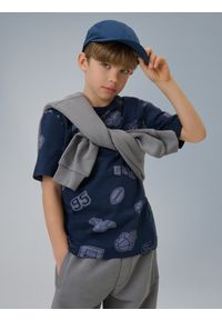 4f - 4F T-shirt regular z nadrukiem chłopięcy - granatowy 140 (9-10 lat). Okazja: na co dzień. Kolor: niebieski. Materiał: skóra, bawełna, materiał. Długość rękawa: krótki rękaw. Długość: krótkie. Wzór: nadruk. Sezon: lato. Styl: casual #1