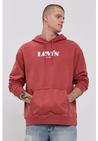Levi's® - Levi's Bluza bawełniana męska kolor czerwony z kapturem z nadrukiem. Okazja: na spotkanie biznesowe. Typ kołnierza: kaptur. Kolor: czerwony. Materiał: bawełna. Wzór: nadruk. Styl: biznesowy