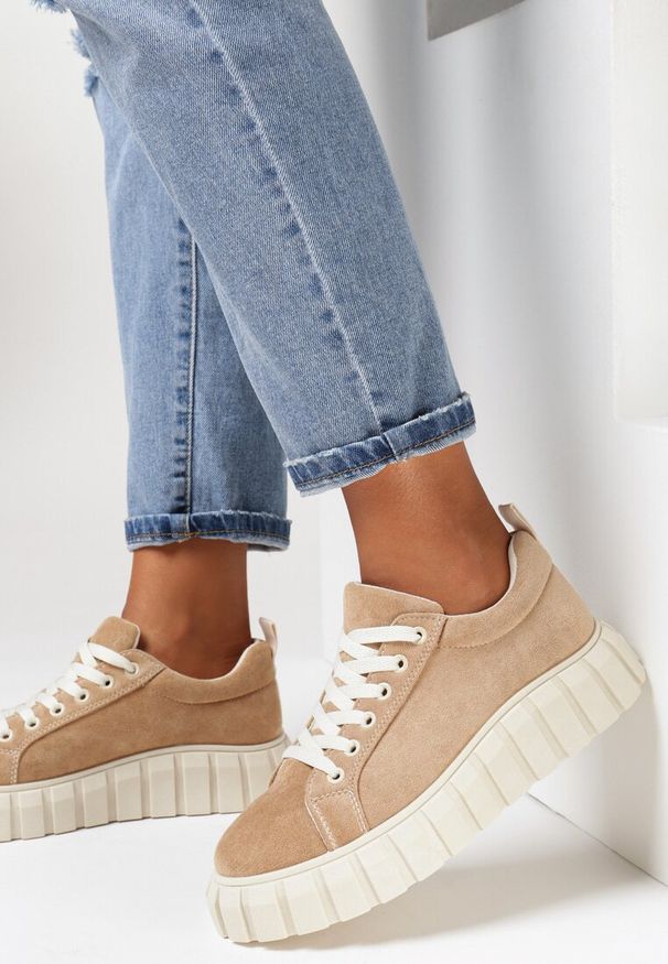 Born2be - Ciemnobeżowe Sneakersy Cilosa. Zapięcie: sznurówki. Kolor: beżowy. Materiał: zamsz. Szerokość cholewki: normalna. Wzór: aplikacja, gładki