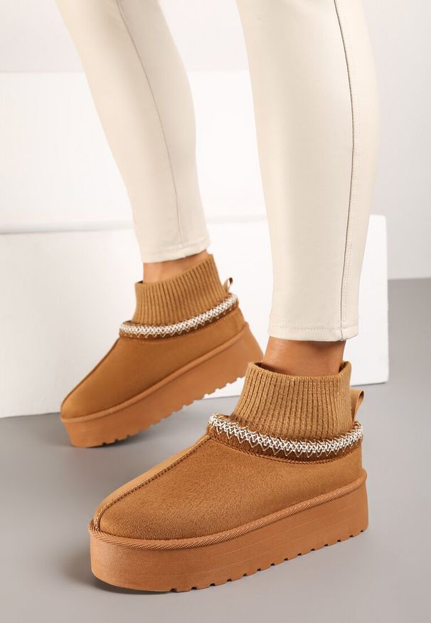 Renee - Brązowe Śniegowce na Platformie z Haftem i Dopasowaną Cholewką Sintitia. Okazja: na co dzień, na spacer. Kolor: brązowy. Szerokość cholewki: normalna. Wzór: haft. Materiał: jeans. Sezon: jesień. Obcas: na platformie. Styl: elegancki, casual. Wysokość obcasa: średni