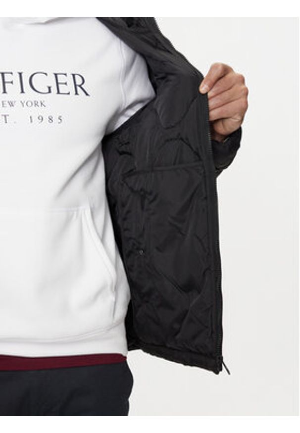 TOMMY HILFIGER - Tommy Hilfiger Kurtka przejściowa MW0MW36585 Czarny Regular Fit. Kolor: czarny. Materiał: syntetyk