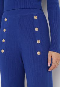 Born2be - Granatowy 2-Częściowy Prążkowany Komplet Krótki Sweter i Szerokie Spodnie Ozdobiony Guzikami Maxitta. Kolor: niebieski. Materiał: prążkowany. Wzór: aplikacja #2