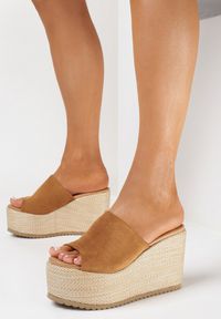 Born2be - Brązowe Klapki z Szerokim Paskiem i Wysokim Koturnie z Platformą Lornea. Kolor: brązowy. Materiał: materiał. Sezon: lato. Obcas: na koturnie. Styl: boho #3
