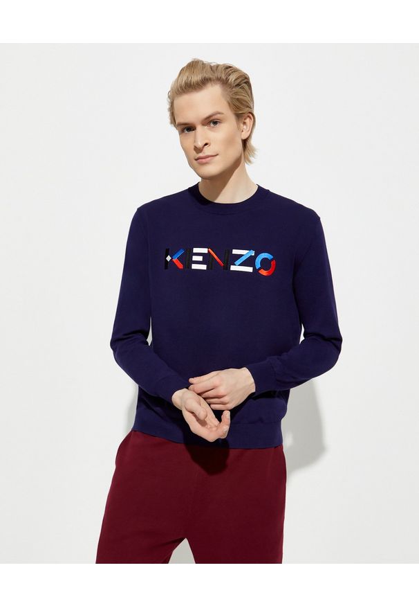 Kenzo - KENZO - Granatowy sweter z wyszywanym logo. Okazja: na co dzień. Kolor: niebieski. Materiał: bawełna. Długość rękawa: długi rękaw. Długość: długie. Wzór: aplikacja, kolorowy. Styl: klasyczny, casual