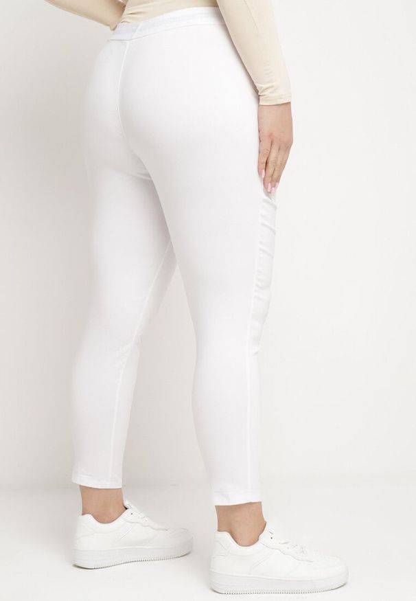Born2be - Białe Spodnie z Nogawkami 7/8 i Kieszeniami Gavotta. Okazja: na co dzień. Kolekcja: plus size. Kolor: biały. Materiał: satyna. Styl: elegancki, casual