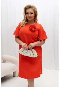 Moda Size Plus Iwanek - Trapezowa sukienka Ivone w kolorze koralowej papai z ręcznie szytym kwiatem PLUS SIZE XXL OVERSIZE WIOSNA. Okazja: na spotkanie biznesowe, na komunię, na ślub cywilny, na wesele, na imprezę. Kolekcja: plus size. Kolor: pomarańczowy. Materiał: tkanina, poliester, elastan, materiał. Wzór: kwiaty. Sezon: wiosna. Typ sukienki: trapezowe, oversize, dla puszystych. Styl: biznesowy, elegancki, klasyczny, wizytowy #1
