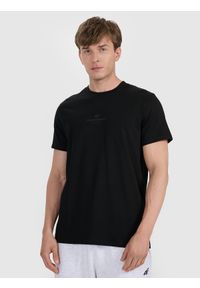 4f - 4F T-shirt regular z nadrukiem męski - czarny 3XL. Okazja: na co dzień. Kolor: czarny. Materiał: jersey, bawełna, materiał. Długość rękawa: krótki rękaw. Długość: krótkie. Wzór: nadruk. Styl: sportowy, klasyczny, casual #1