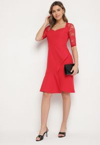 Born2be - Czerwona Asymetryczna Sukienka Vices o Dopasowanym Kroju z Koronką Natifese. Okazja: na co dzień. Typ kołnierza: dekolt kwadratowy. Kolor: czerwony. Materiał: koronka. Wzór: koronka. Typ sukienki: asymetryczne. Styl: klasyczny, casual, elegancki #4