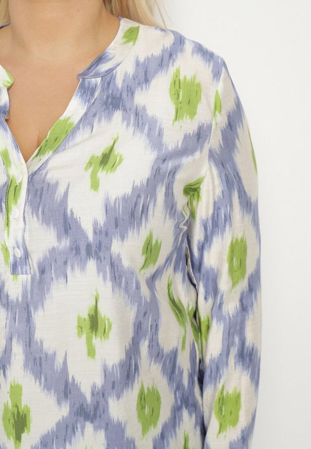 Born2be - Niebieska Koszula z Wiskozą w Geometryczny Wzór z Dekoltem w Serek Evelivia. Okazja: na co dzień. Typ kołnierza: dekolt w serek. Kolekcja: plus size. Kolor: niebieski. Materiał: wiskoza. Wzór: geometria. Styl: elegancki, casual