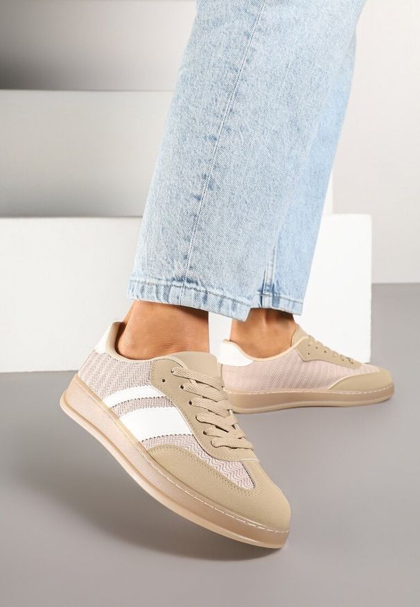 Renee - Ciemnobeżowe Sneakersy w Stylu Tenisówek z Paskami Eleaniria. Okazja: na co dzień. Zapięcie: pasek. Kolor: beżowy. Materiał: jeans. Wzór: paski. Obcas: na płaskiej podeszwie