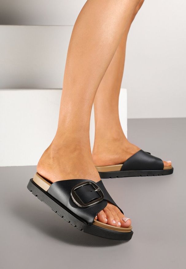 Renee - Czarne Płaskie Klapki z Ozdobnymi Klamrami Aramia. Okazja: na co dzień, na plażę. Kolor: czarny. Materiał: jeans. Wzór: aplikacja. Styl: elegancki, casual