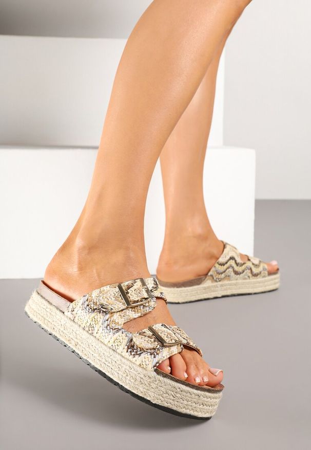 Renee - Beżowe Klapki na Platformie z Plecionką Cholewką i Klamrami Kallne. Okazja: na spacer. Kolor: beżowy. Materiał: jeans. Sezon: lato. Obcas: na platformie. Styl: boho