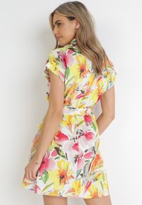 Born2be - Żółto-Biała Koszulowa Sukienka Mini z Krótkim Rękawem i Materiałowym Paskiem z Bawełny Jadia. Okazja: na co dzień. Kolor: żółty. Materiał: bawełna, materiał. Długość rękawa: krótki rękaw. Wzór: kwiaty. Typ sukienki: koszulowe. Styl: casual. Długość: mini #5