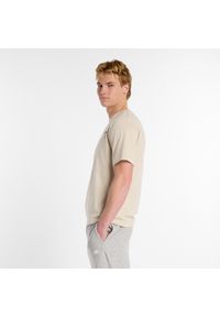 Koszulka męska New Balance MT51507TWF – beżowa. Kolor: beżowy. Materiał: bawełna, dresówka. Wzór: aplikacja, napisy #5