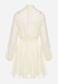 Born2be - Beżowa Sukienka Rozkloszowane ze Stójką Marszczeniami i Transparentnymi Ramionami Belabria. Okazja: na co dzień. Typ kołnierza: kołnierzyk stójkowy. Kolor: beżowy. Typ sukienki: rozkloszowane. Styl: klasyczny, casual #6