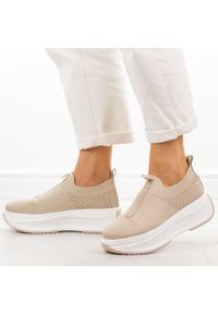 Beżowe sportowe buty damskie Filippo Dp7552/26. Okazja: na spacer, na co dzień. Kolor: beżowy. Materiał: tkanina. Szerokość cholewki: normalna. Sezon: lato, wiosna. Obcas: na platformie. Sport: turystyka piesza #1