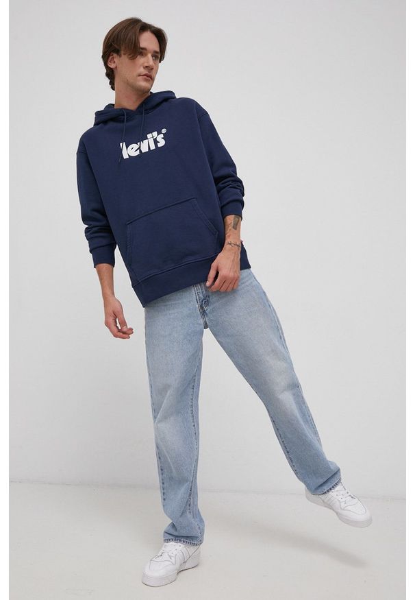 Levi's® - Levi's Bluza bawełniana męska kolor granatowy z kapturem z nadrukiem. Okazja: na spotkanie biznesowe. Typ kołnierza: kaptur. Kolor: niebieski. Materiał: bawełna. Wzór: nadruk. Styl: biznesowy